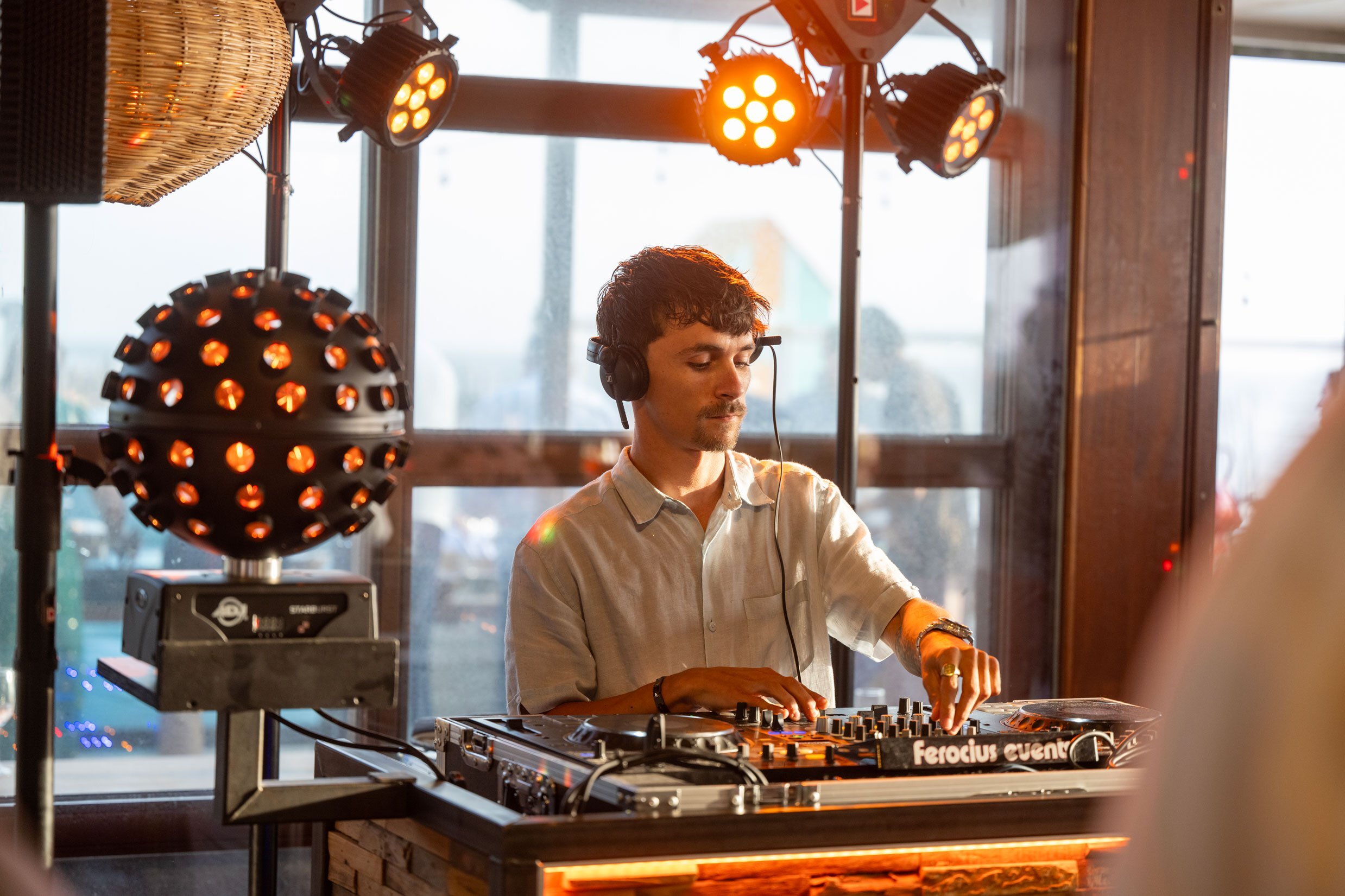 Strandfeest met DJ bij Tijn Akersloot, dé feestlocatie in Zandvoort. Strandfeest met DJ bij Tijn Akersloot, dé feestlocatie in Zandvoort.