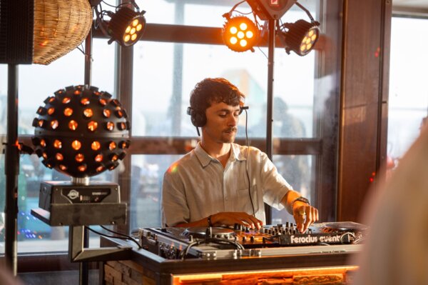 Strandfeest met DJ bij Tijn Akersloot, dé feestlocatie in Zandvoort.