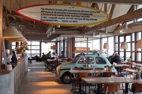 Het sfeervolle interieur van Tijn Akersloot, een ideale strandlocatie voor vergaderen aan zee of een bedrijfsuitje.