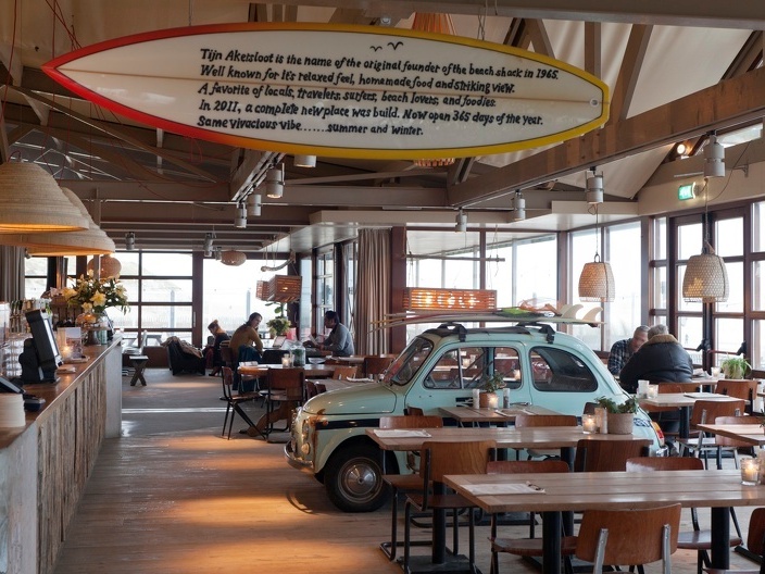 Het sfeervolle interieur van Tijn Akersloot, een ideale strandlocatie voor vergaderen aan zee of een bedrijfsuitje.