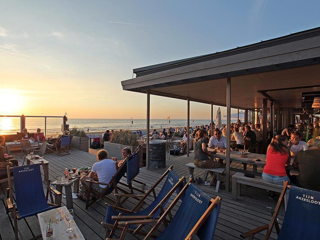 Het zonnige terras van Tijn Akersloot, een populaire evenementenlocatie voor strandfeesten en privé-events.