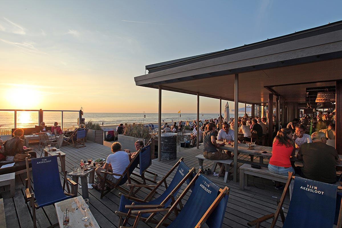 Het zonnige terras van Tijn Akersloot, een populaire evenementenlocatie voor strandfeesten en privé-events. Het zonnige terras van Tijn Akersloot, een populaire evenementenlocatie voor strandfeesten en privé-events.