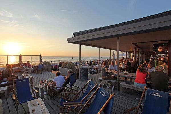 Het zonnige terras van Tijn Akersloot, een populaire evenementenlocatie voor strandfeesten en privé-events.