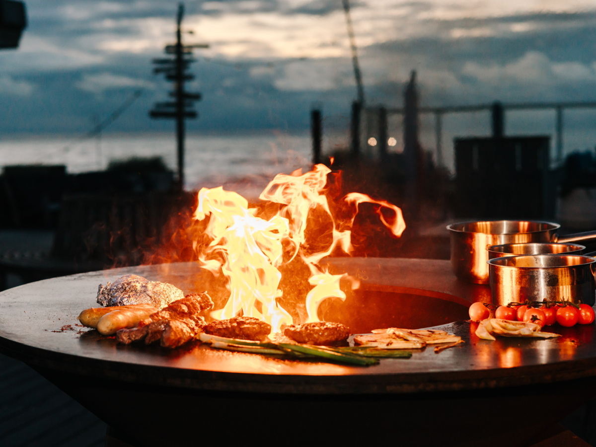 Heerlijke BBQ gerechten op het terras van Tijn Akersloot, een zomerse traktatie voor gasten.