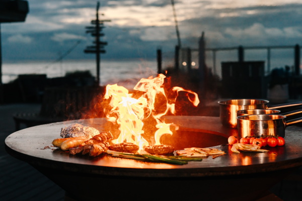 Heerlijke BBQ gerechten op het terras van Tijn Akersloot, een zomerse traktatie voor gasten.