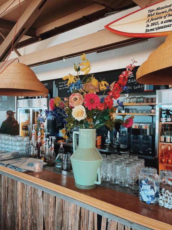 De gezellige bar van Tijn Akersloot, ideaal voor een strandfeest, borrel of vergaderen aan zee.