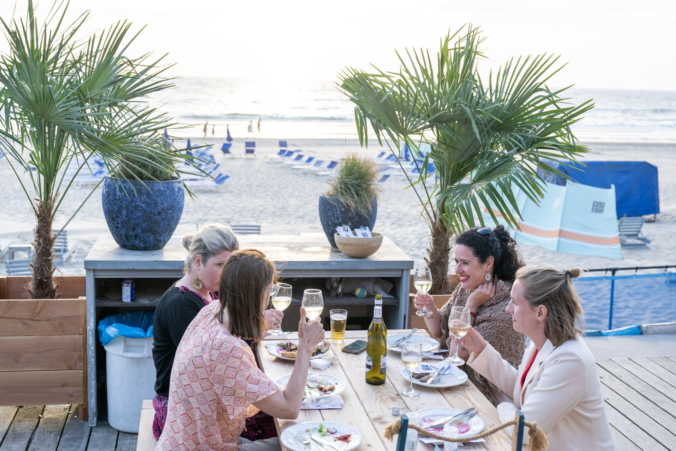 Gasten genieten van een evenement bij Tijn Akersloot, met live muziek en gezellige sfeer Gasten genieten van een evenement bij Tijn Akersloot, met live muziek en gezellige sfeer