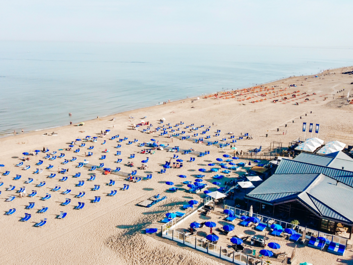 Overzicht van strandpaviljoen Tijn Akersloot met uitzicht op het strand en de zee.