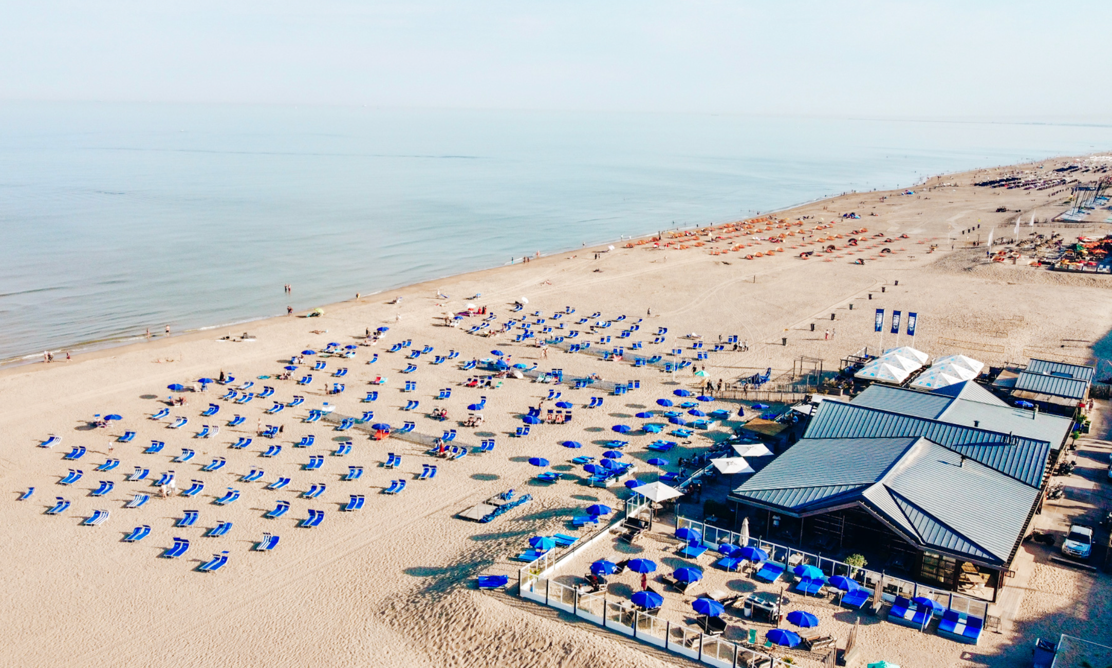 Overzicht van strandpaviljoen Tijn Akersloot met uitzicht op het strand en de zee. Overzicht van strandpaviljoen Tijn Akersloot met uitzicht op het strand en de zee.