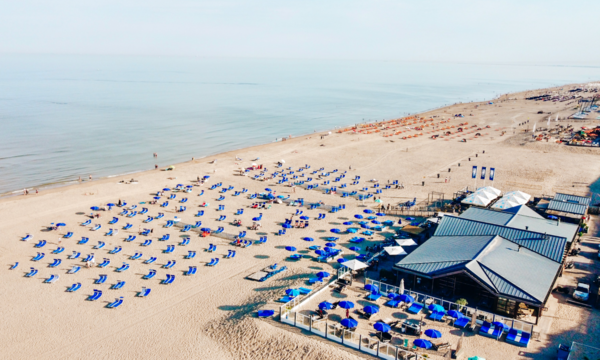 Overzicht van strandpaviljoen Tijn Akersloot met uitzicht op het strand en de zee.