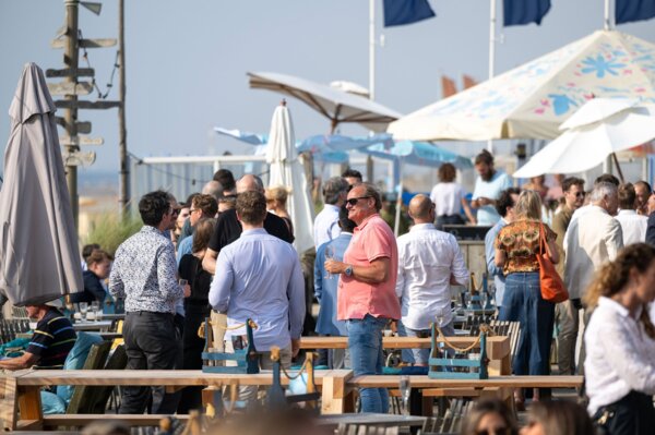 Ontspannen bedrijfsuitje met een borrel op het terras bij Tijn Akersloot.