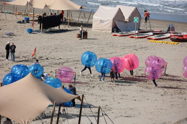 eambuilding en strandactiviteiten tijdens een bedrijfsuitje bij Tijn Akersloot.