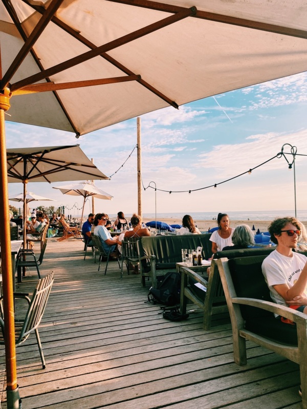 Ruim terras naast de vergaderzaal met uitzicht op zee bij Tijn Akersloot.