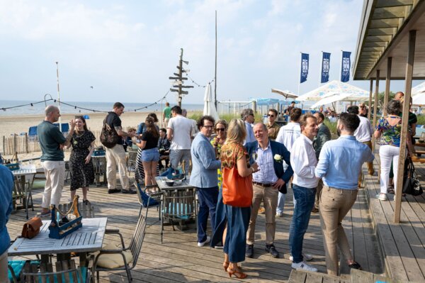 Zakelijke borrel bij Tijn Akersloot met een ontspannen strandsfeer.