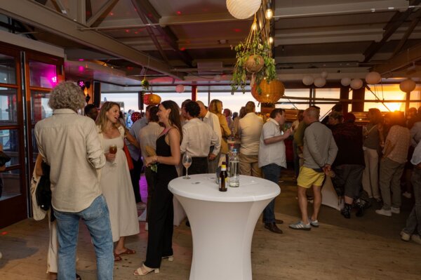  Gezellige borrel binnen met eigen terras en collega’s tijdens een bedrijfsuitje in Zandvoort.