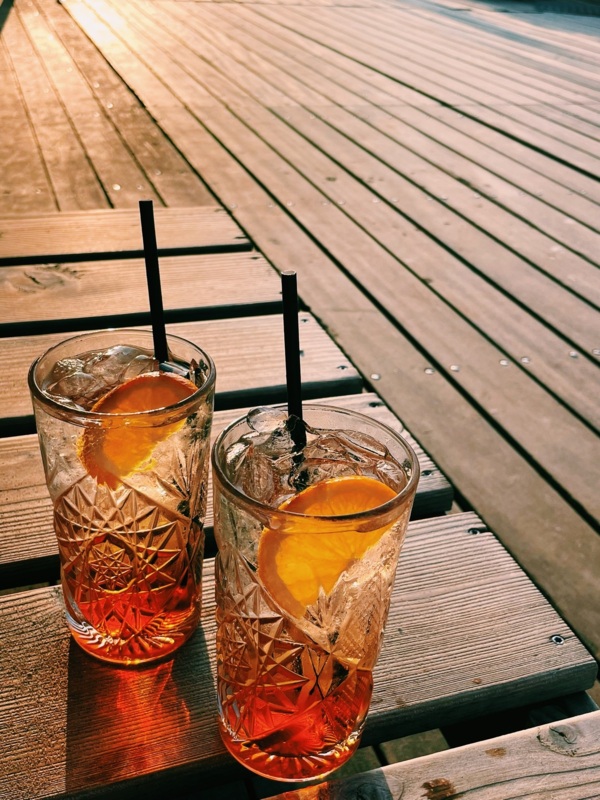 Luxe cocktail- en drankbar met verfrissende drankjes tijdens een strandfeest.