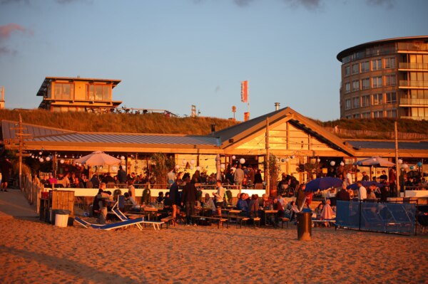 Zijkant van Tijn Akersloot met ruim terras en uitzicht op zee.